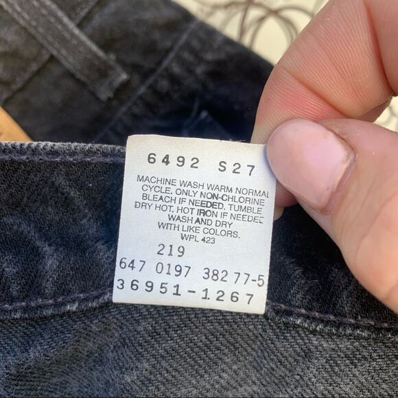 Vintage 90s Ladies Levi’s 951 relaxed fit black jean shorts Size 12 - Picture 8 of 8